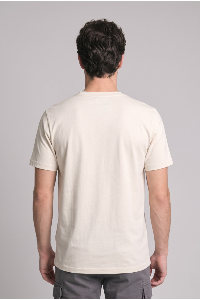 Camiseta ajustada cuello redondo crema con texto college

