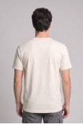 Camiseta ajustada cuello redondo crema con texto college
