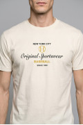 Camiseta ajustada cuello redondo crema con texto college
