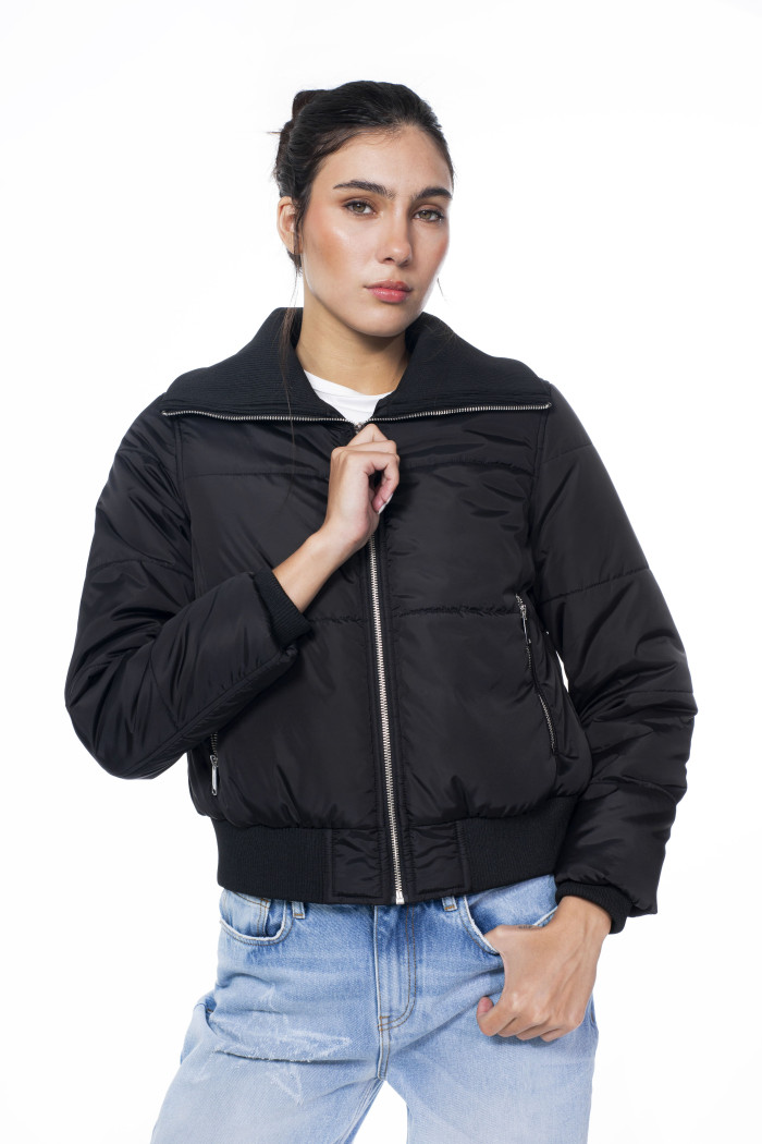 Chaqueta acolchada unicolor cuello alto con cremallera