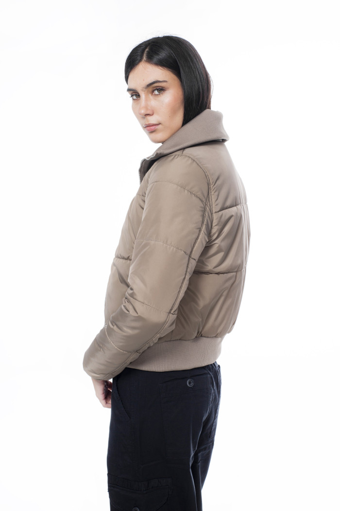 Chaqueta acolchada unicolor cuello alto con cremallera