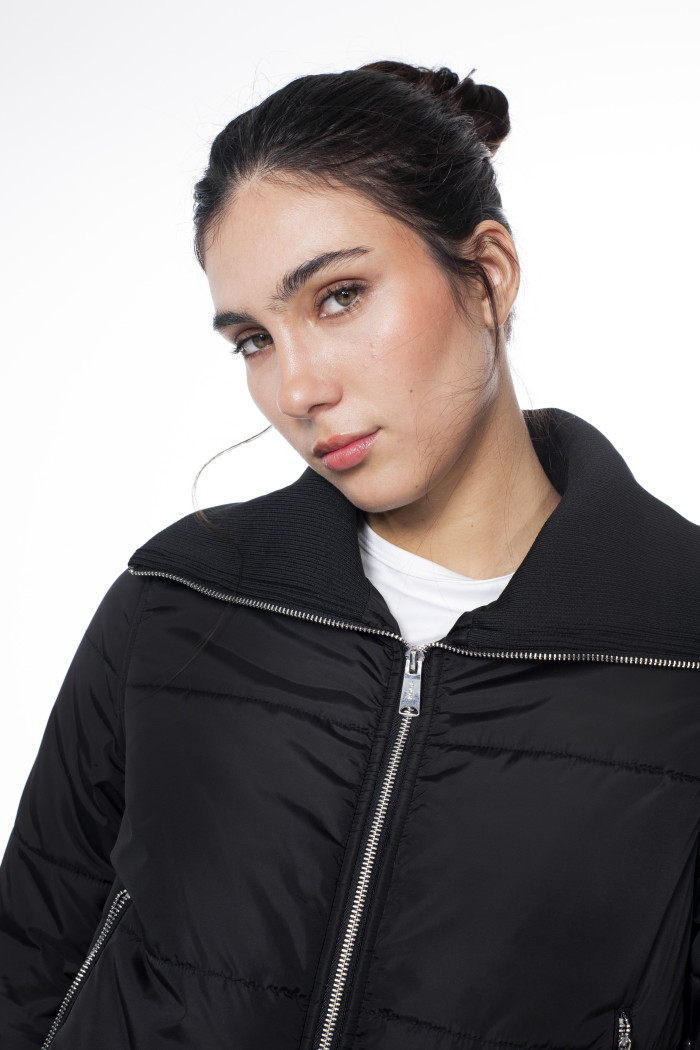 Chaqueta acolchada unicolor cuello alto con cremallera
