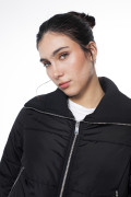 Chaqueta acolchada unicolor cuello alto con cremallera