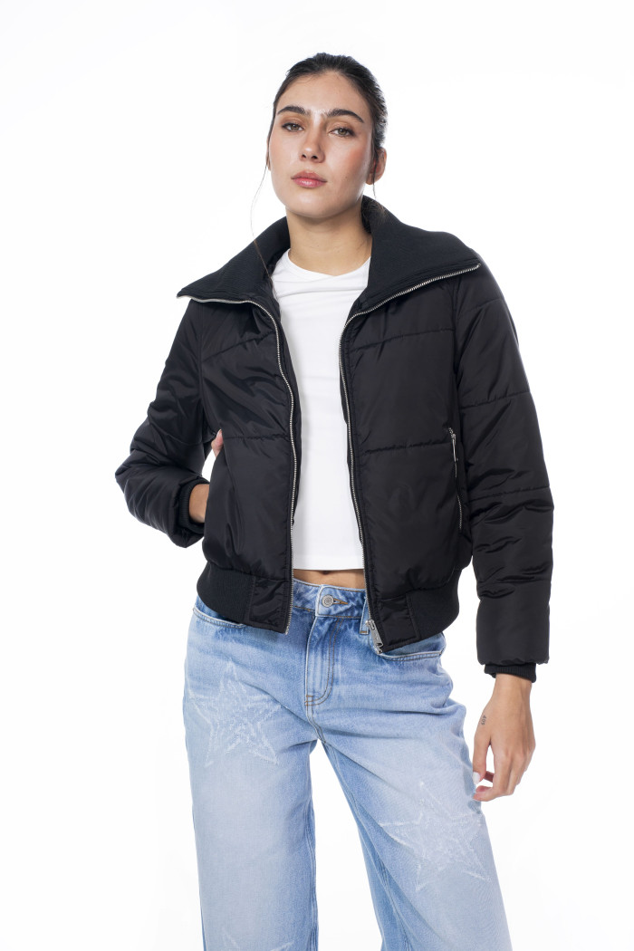 Chaqueta acolchada unicolor cuello alto con cremallera