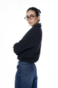 Chaqueta cazadora crop negra con solapas en cuello
