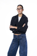 Chaqueta cazadora crop negra con solapas en cuello
