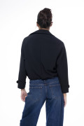 Chaqueta cazadora crop negra con solapas en cuello
