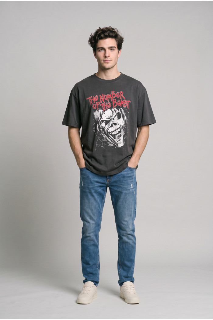 Camiseta negra manga corta oversize de Iron Maiden
