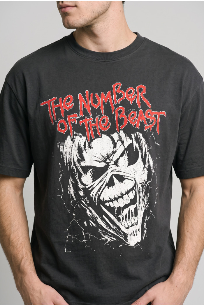 Camiseta negra manga corta oversize de Iron Maiden
