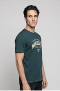 Camiseta cuello redondo verde oscura con texto college
