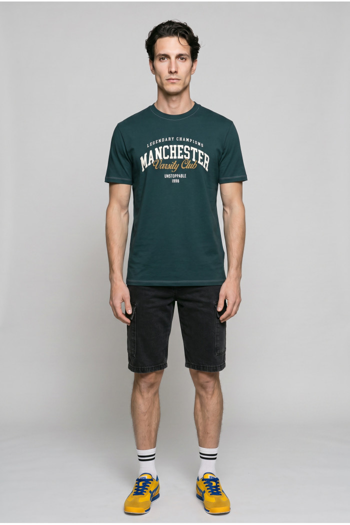 Camiseta cuello redondo verde oscura con texto college
