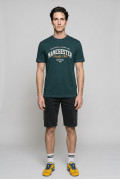 Camiseta cuello redondo verde oscura con texto college
