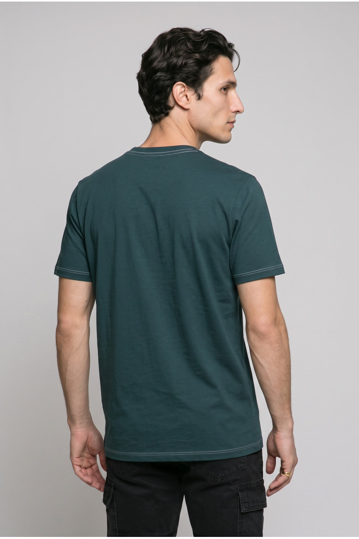 Camiseta cuello redondo verde oscura con texto college

