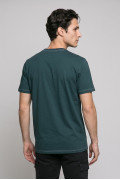Camiseta cuello redondo verde oscura con texto college
