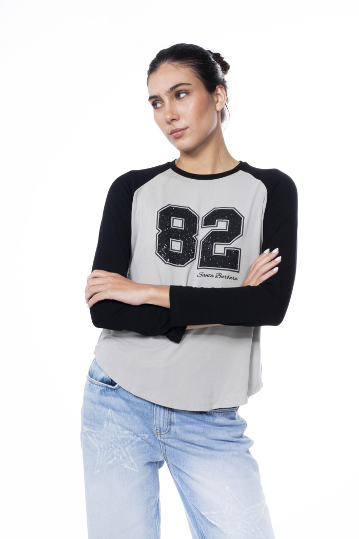 Camiseta manga ranglan larga gris con arte college numérico

