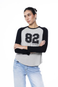 Camiseta manga ranglan larga gris con arte college numérico
