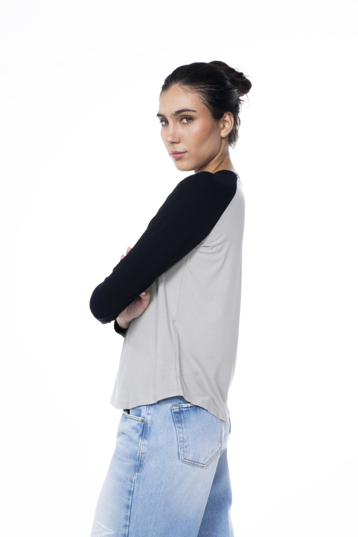 Camiseta manga ranglan larga gris con arte college numérico
