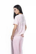 Camiseta manga corta rosada con diseños college blancos
