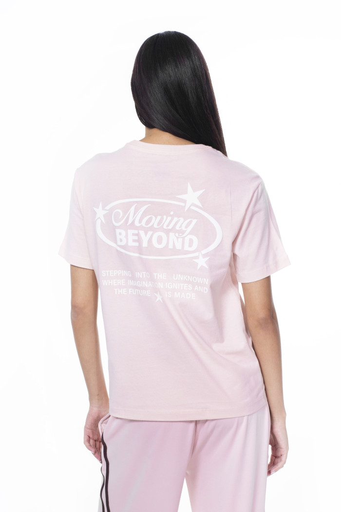 Camiseta manga corta rosada con diseños college blancos

