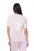 Camiseta manga corta rosada con diseños college blancos
