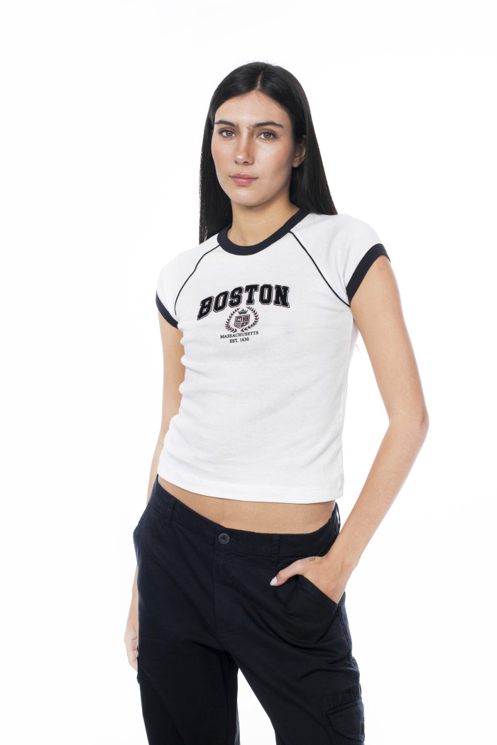 Camiseta manga ranglan college crema con contrastes
