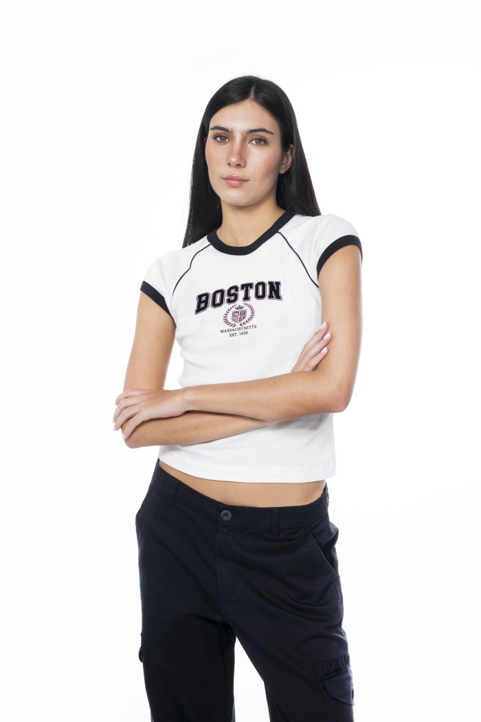 Camiseta manga ranglan college crema con contrastes
