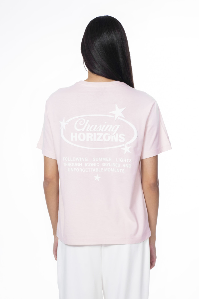 Camiseta rosada con diseños college blancos y manga corta
