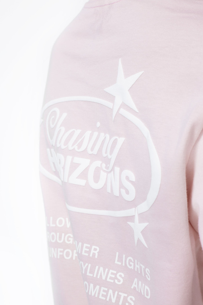 Camiseta rosada con diseños college blancos y manga corta
