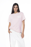 Camiseta rosada con diseños college blancos y manga corta
