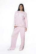 Buzo cuello redondo rosado claro college con fit oversize
