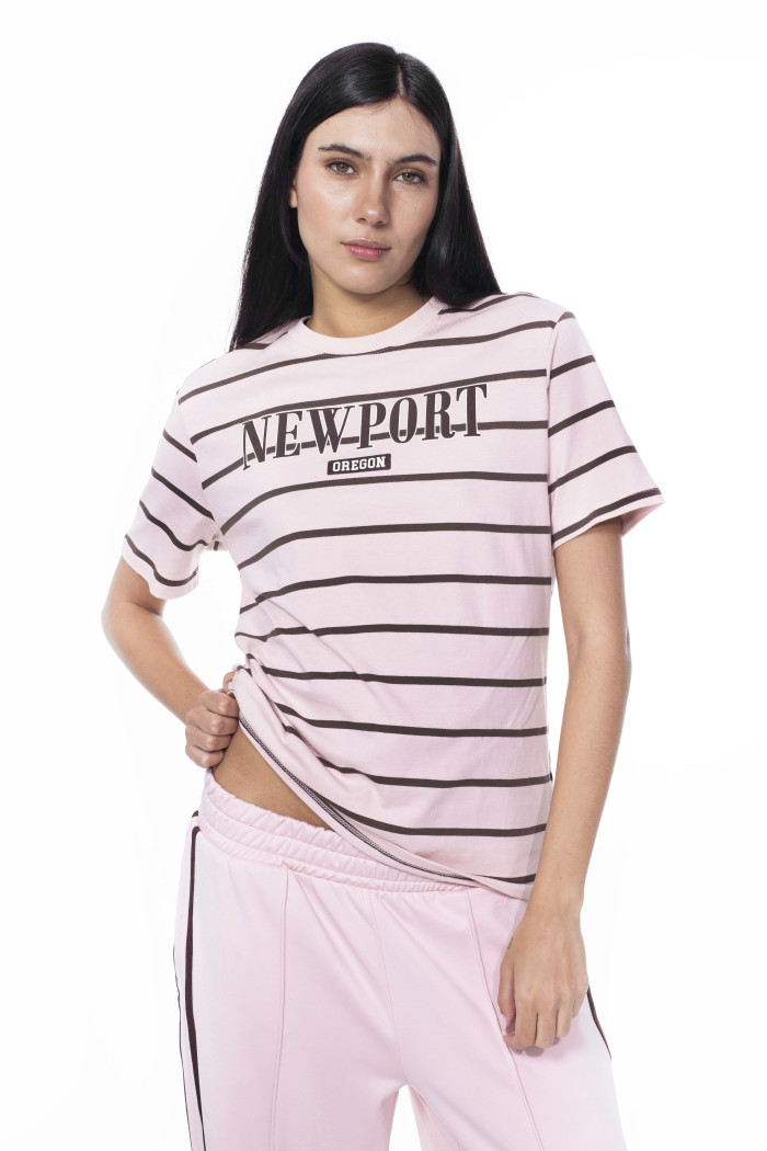 Camiseta manga corta a rayas rosada con estampado college

