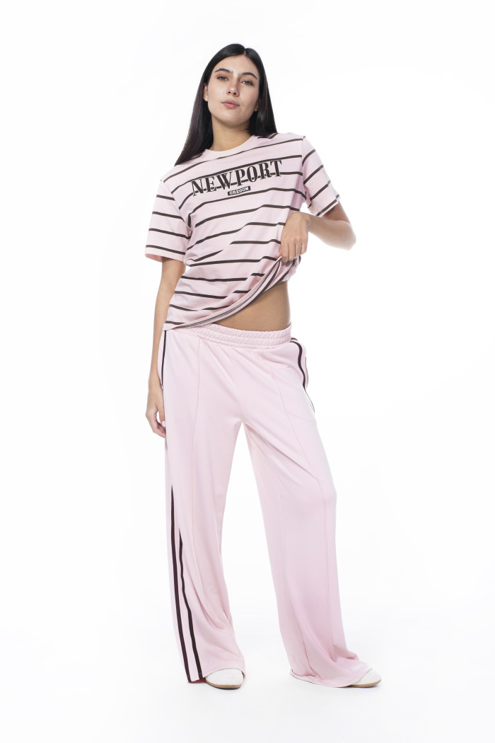 Camiseta manga corta a rayas rosada con estampado college

