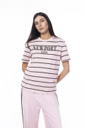 Camiseta manga corta a rayas rosada con estampado college
