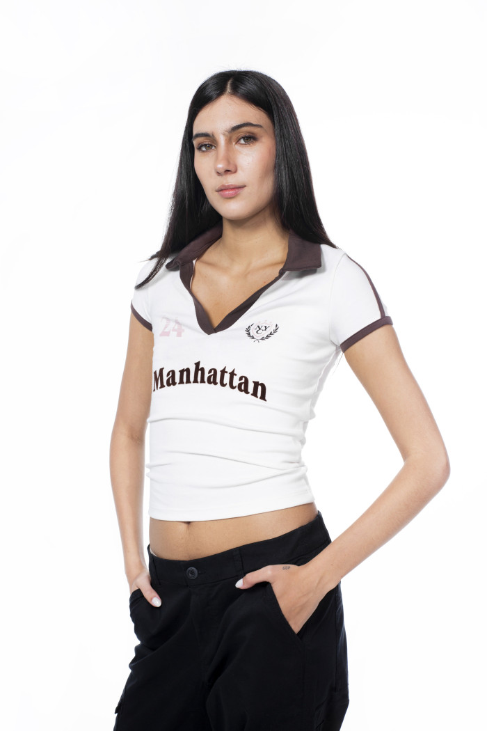 Camiseta crema clara con cuello polo y estampado college
