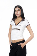 Camiseta crema clara con cuello polo y estampado college
