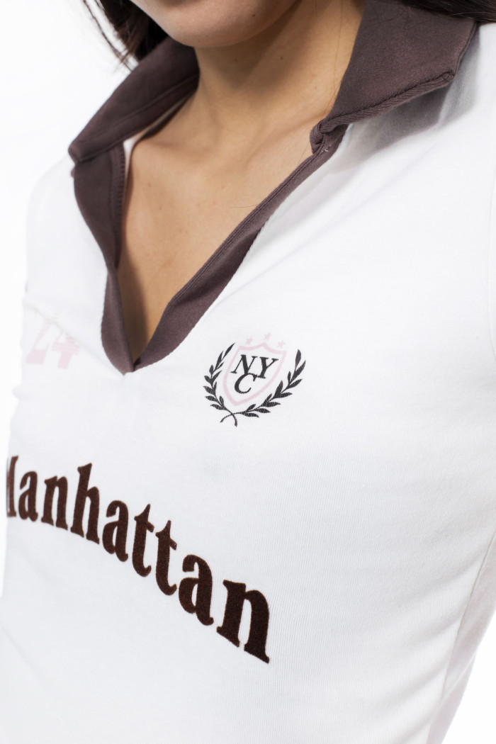 Camiseta crema clara con cuello polo y estampado college
