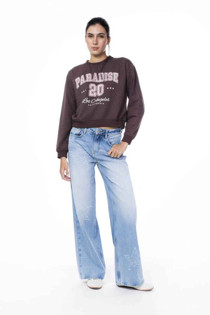 Buzo cuello redondo café college con hombro rodado
