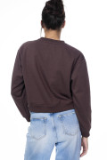 Buzo cuello redondo café college con hombro rodado
