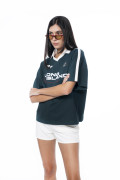 Camiseta femenina fit super oversize manga corta cuello en V.