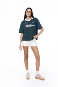Camiseta femenina fit super oversize manga corta cuello en V.