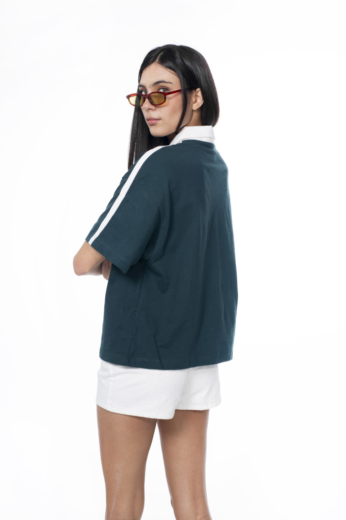 Camiseta femenina fit super oversize manga corta cuello en V.