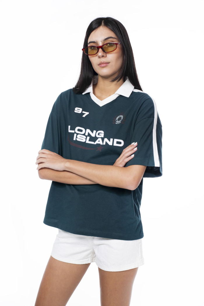 Camiseta femenina fit super oversize manga corta cuello en V.