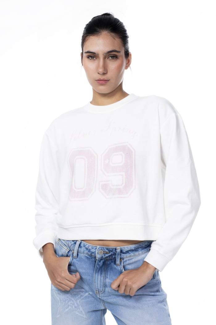 Buzo crema college con cuello redondo y manga larga
