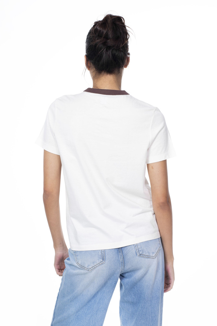 Camiseta crema clara college con cuello redondo café
