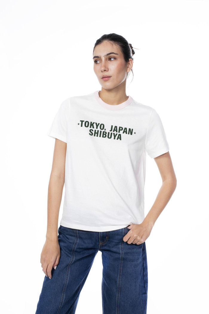 Camiseta college crema clara con cuello redondo rosado
