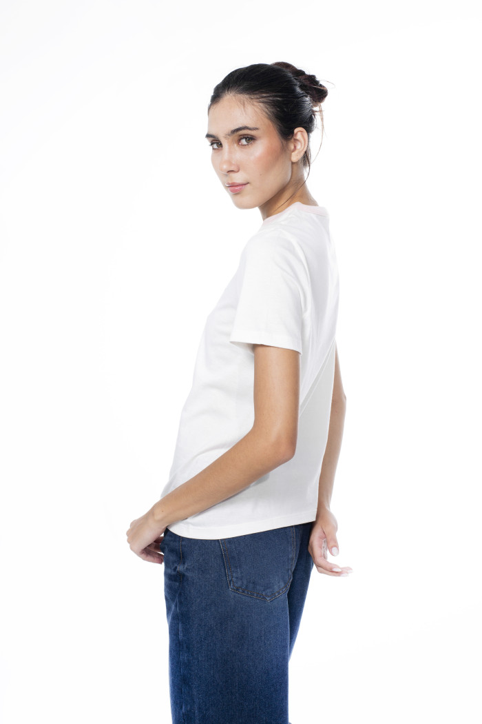 Camiseta college crema clara con cuello redondo rosado
