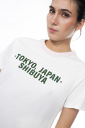 Camiseta college crema clara con cuello redondo rosado
