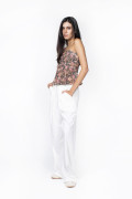 Camiseta strapless café oscura con flores estampadas
