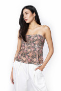 Camiseta strapless café oscura con flores estampadas
