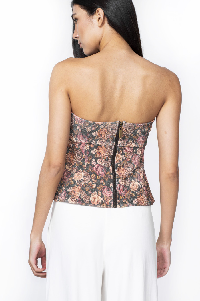 Camiseta strapless café oscura con flores estampadas
